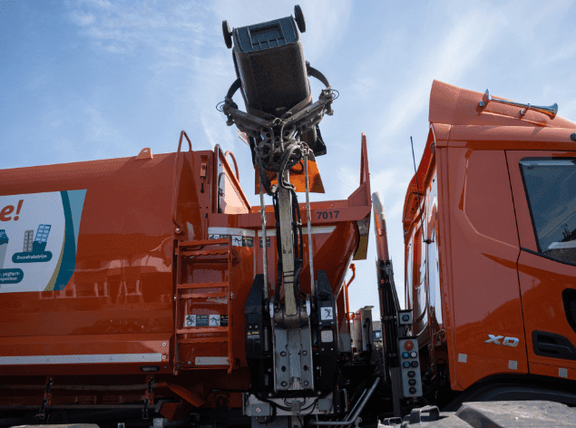 Containerregistratie tijdens lediging met Binfinity Ident Container wordt door de grijparm van de vuilniswagen in de bak geplaatst