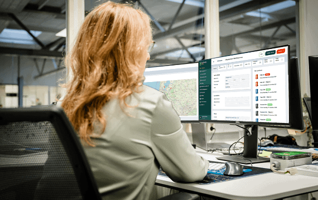 Inzicht en beheer in Binfinity CMS Binfinity CMS-dashboard op computerscherm met beheer- en inzameldata