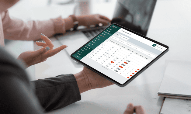 Gebruiker werkt met het Binfinity CMS op een iPad