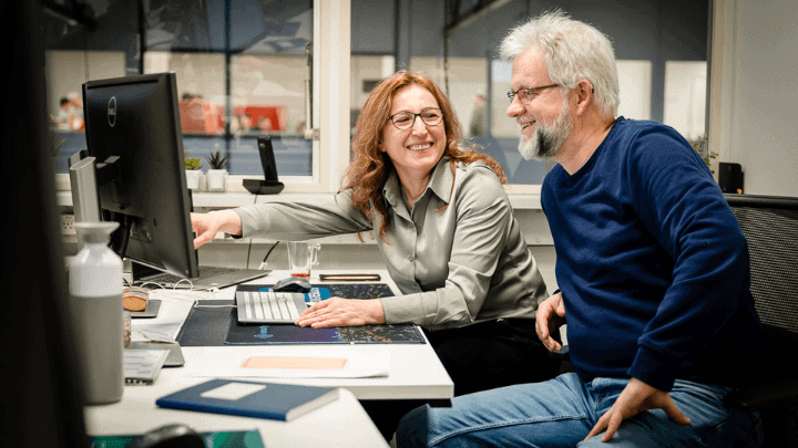 Teamlid van Binfinity bespreekt een project met collega’s