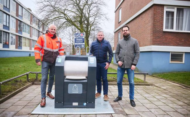 Primeur: slimme containerdetectie in Leeuwarden Drie mensen staan bij een container met Binfinity Litter Detect tijdens presentatie