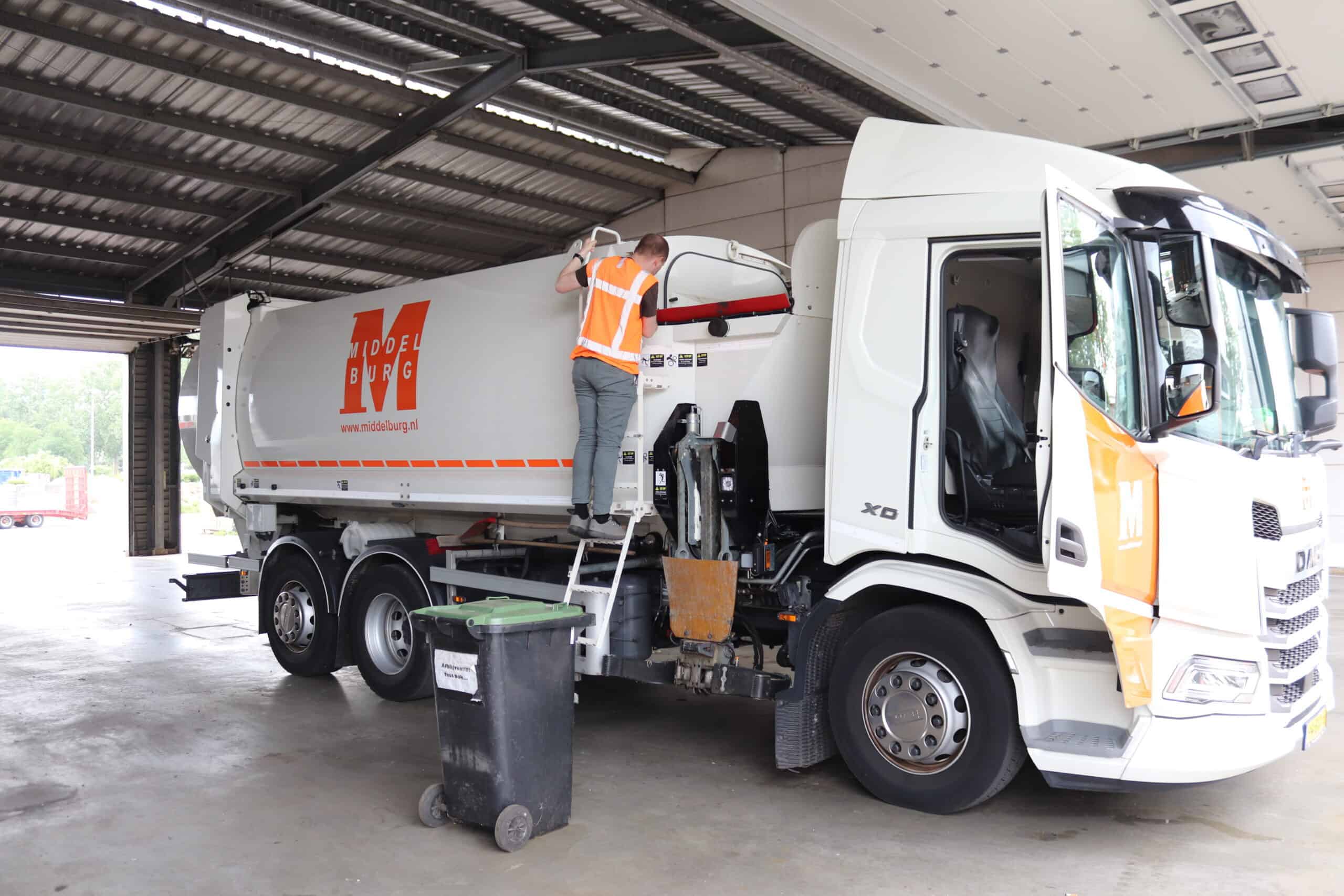 Servicemedewerker voert onderhoud uit aan een inzamelvoertuig
